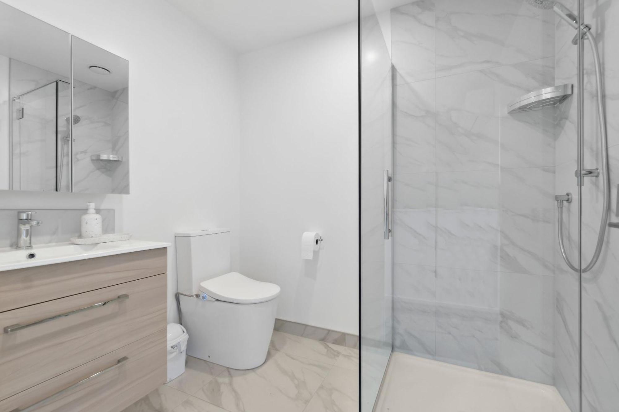 Modern 2-Bedroom Retreat With Private Patio Auckland Eksteriør billede